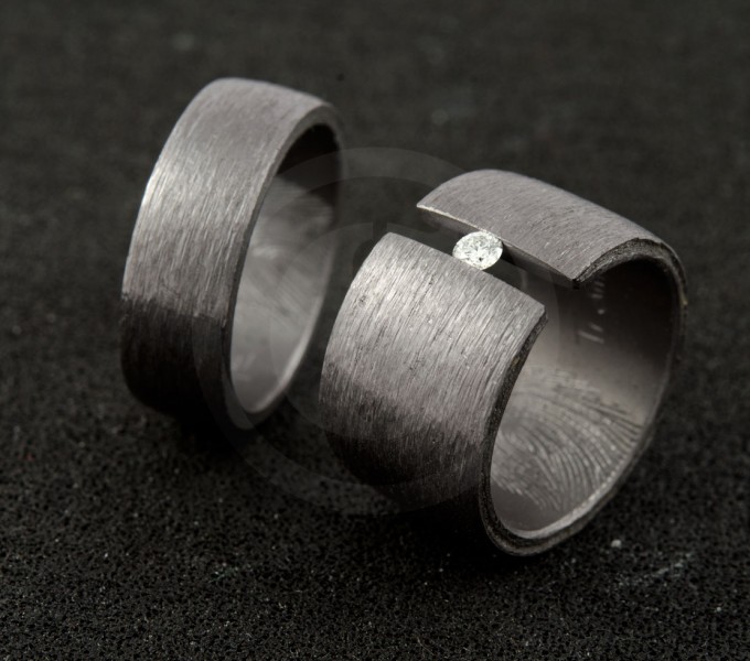 Wedding rings scratched with tantalum 