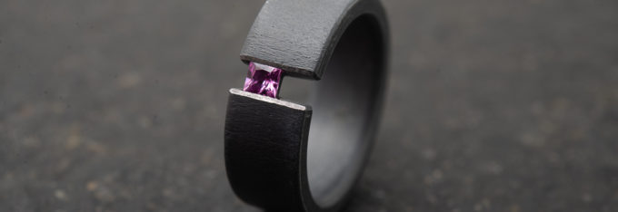 Bague de fiançailles en tantale et saphir rose