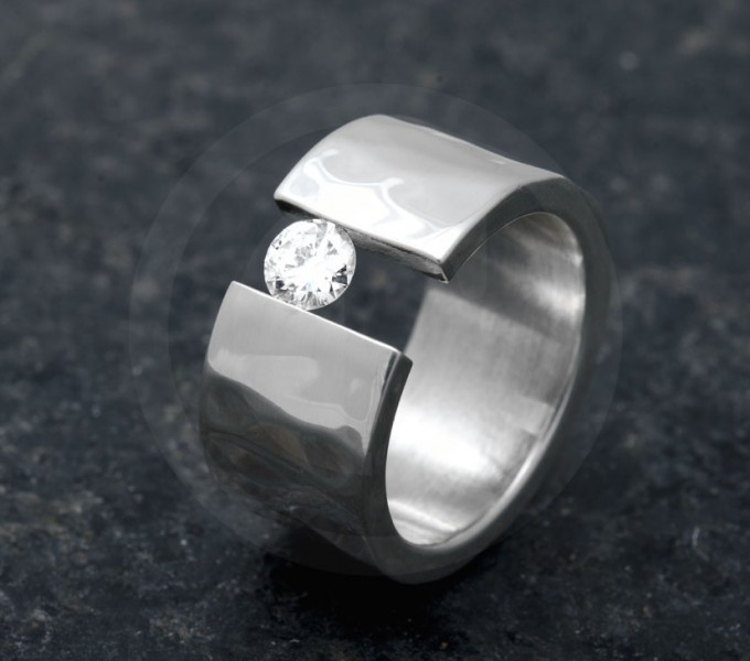 Diamond engagement ring with round diamond