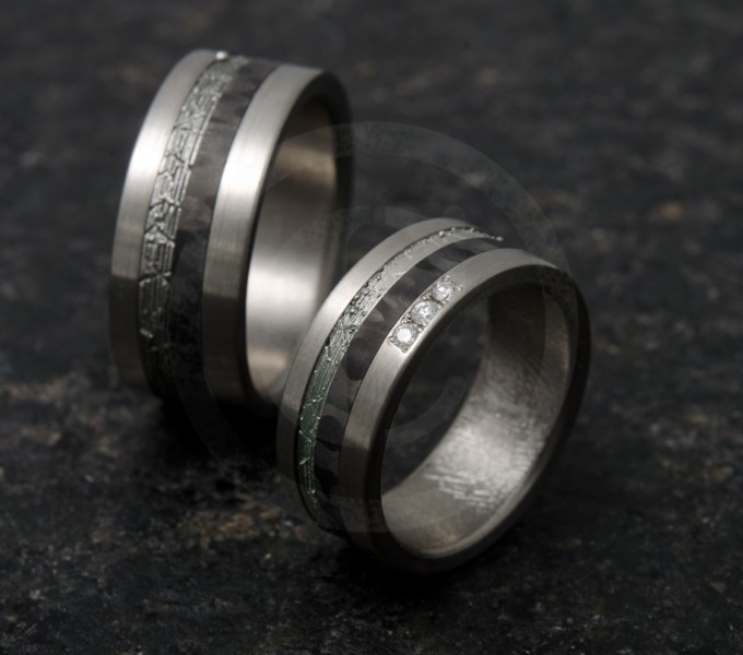 Engagements rings with titanium and diamonds 