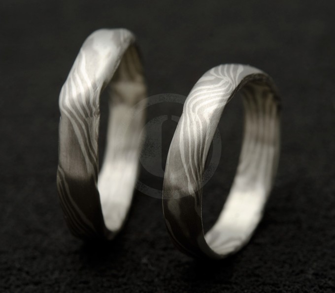 bagues de mariage fine Mokume gane sur fond noir